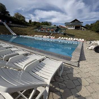 Na prodaju 1.40 hektara sa poslovnim kompleksom