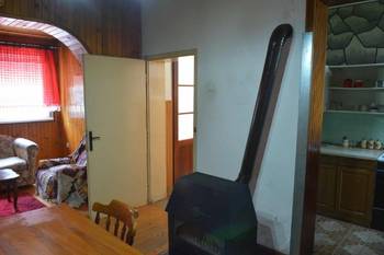 Useljive 2 kuce u blizini centra Uba