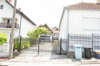 Useljive 2 kuce u blizini centra Uba