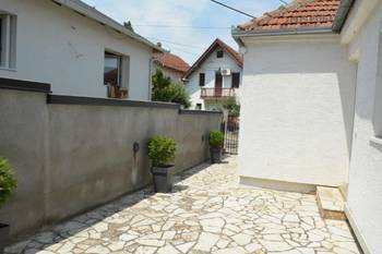 Useljive 2 kuce u blizini centra Uba