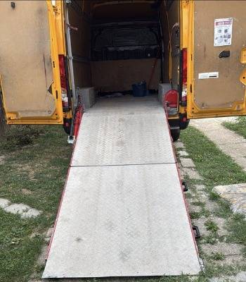 Vozilo za prevoz robe, sa vozacem