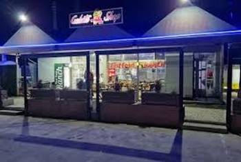 Radnik na izdavanju hrane