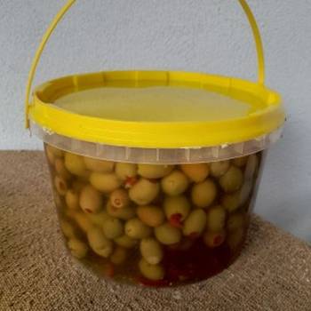 Domace maslinovo ulje i masline