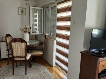 Vlasnik izdaje nameštenu garsonjeru, 30 kvm, na III spratu od III (nije potkrovlje) na duži period