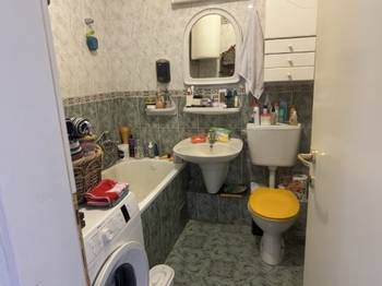 Vlasnik izdaje nameštenu garsonjeru, 30 kvm, na III spratu od III (nije potkrovlje) na duži period