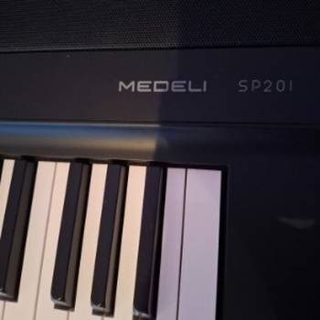 Na prodaju električni klavir, medeli SP201