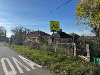 Prodajem plac sa kućom pored škole, Glumčevo Brdo, Barajev