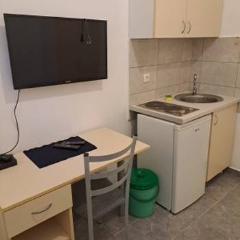 Zemun, naselje Nova Galenika, izdajem sobu za zaposlenu osobu