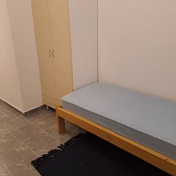 Zemun, naselje Nova Galenika, izdajem sobu za zaposlenu osobu