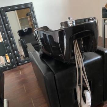Na prodaju kompletna oprema za frizerski salon