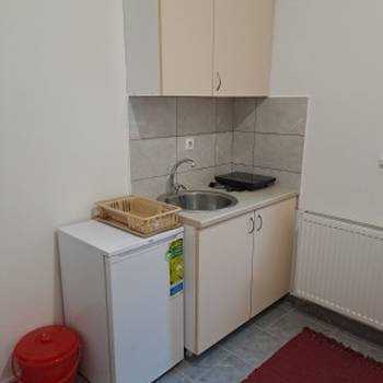 Zemun, Nova Galenika, izdajem sobu za zaposlenu osobu