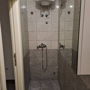 Zemun, Nova Galenika, izdajem sobu za zaposlenu osobu