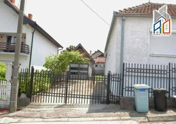 Na prodaju useljive 2 kuće u mirnom delu Uba