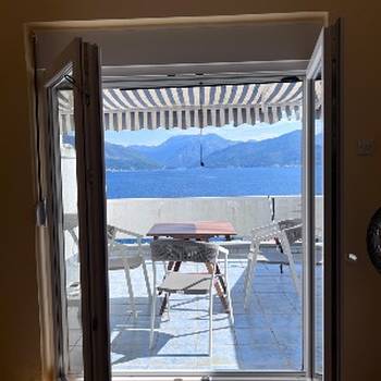 Kompletno renoviran apartman sa pogledom na Boku – Krašići (52m²)