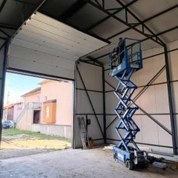 Izdaje SE HALA – poslovni prostor magacin Centar naselja Busije – opština Zemun